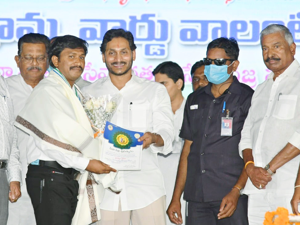 CM YS Jagan Felicitates Grama Volunteers Narasaraopet - Sakshi32