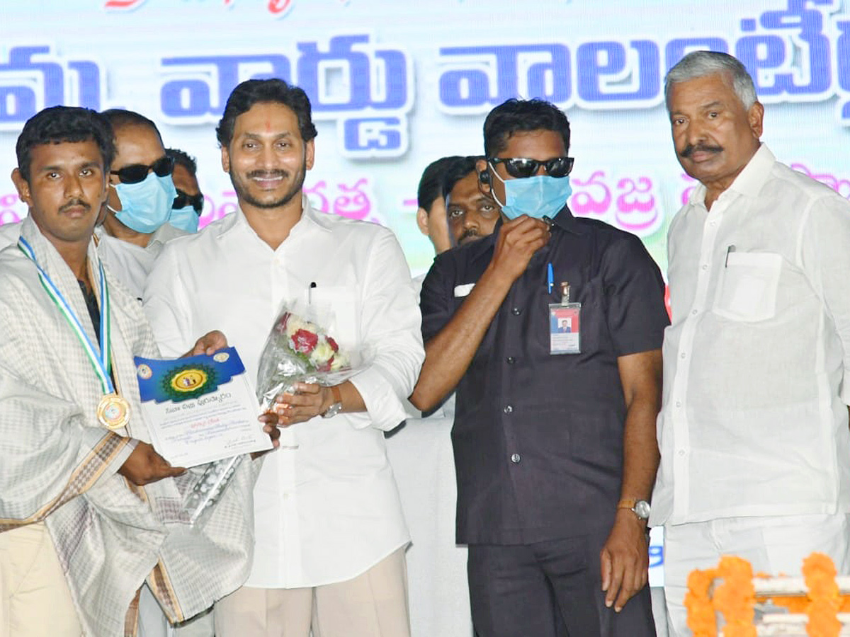 CM YS Jagan Felicitates Grama Volunteers Narasaraopet - Sakshi34