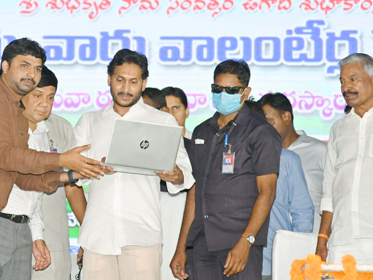 CM YS Jagan Felicitates Grama Volunteers Narasaraopet - Sakshi35