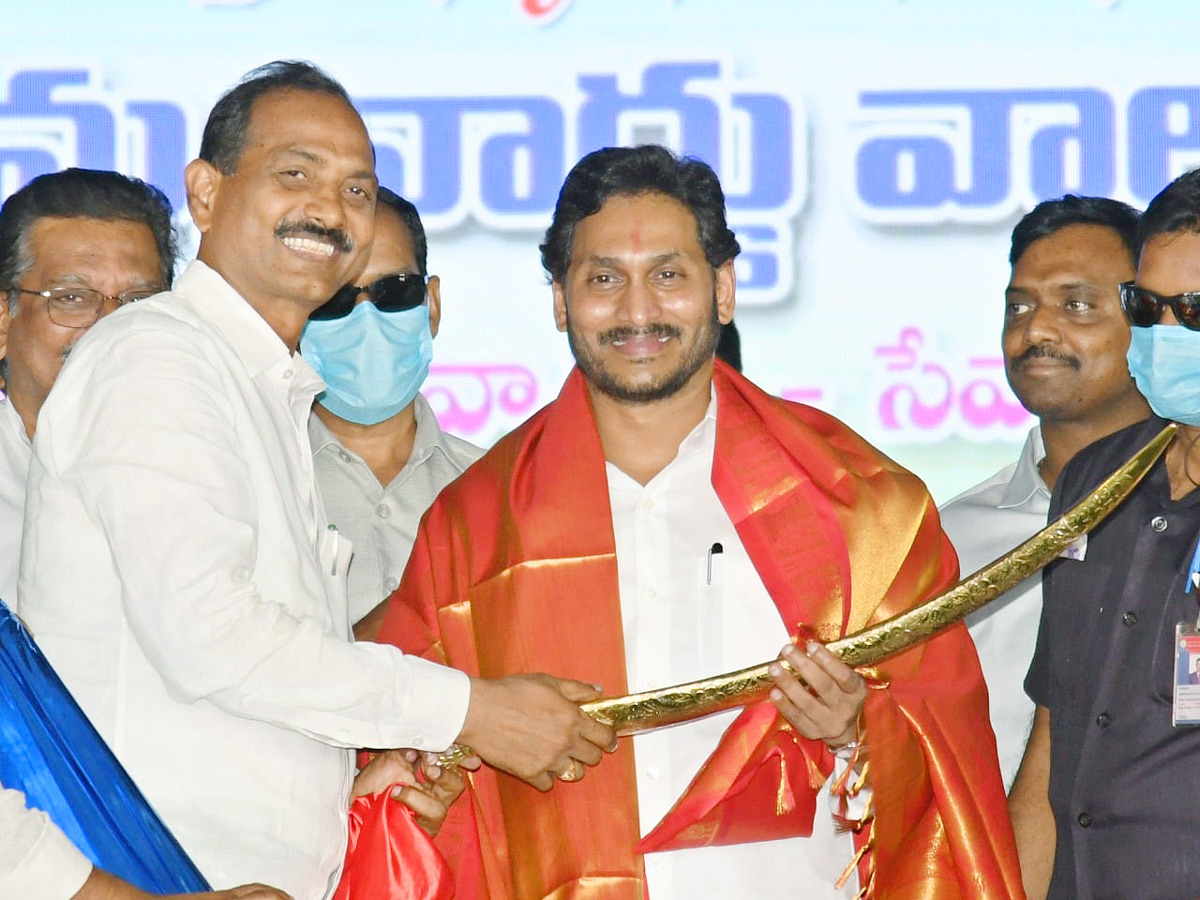 CM YS Jagan Felicitates Grama Volunteers Narasaraopet - Sakshi4