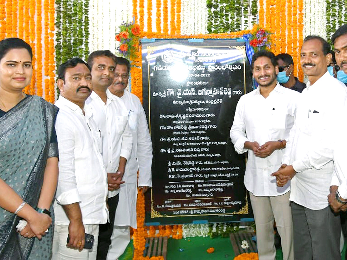 CM YS Jagan Felicitates Grama Volunteers Narasaraopet - Sakshi5