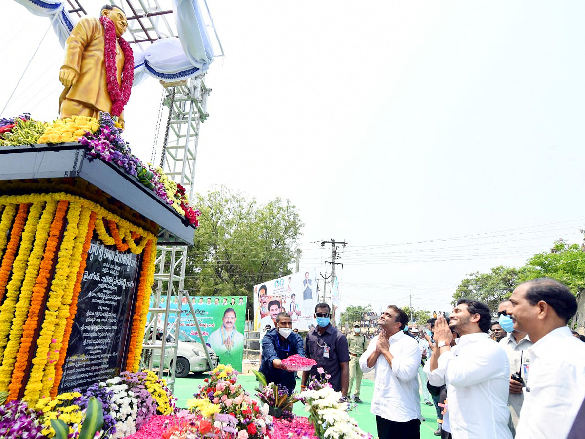 CM YS Jagan Felicitates Grama Volunteers Narasaraopet - Sakshi9