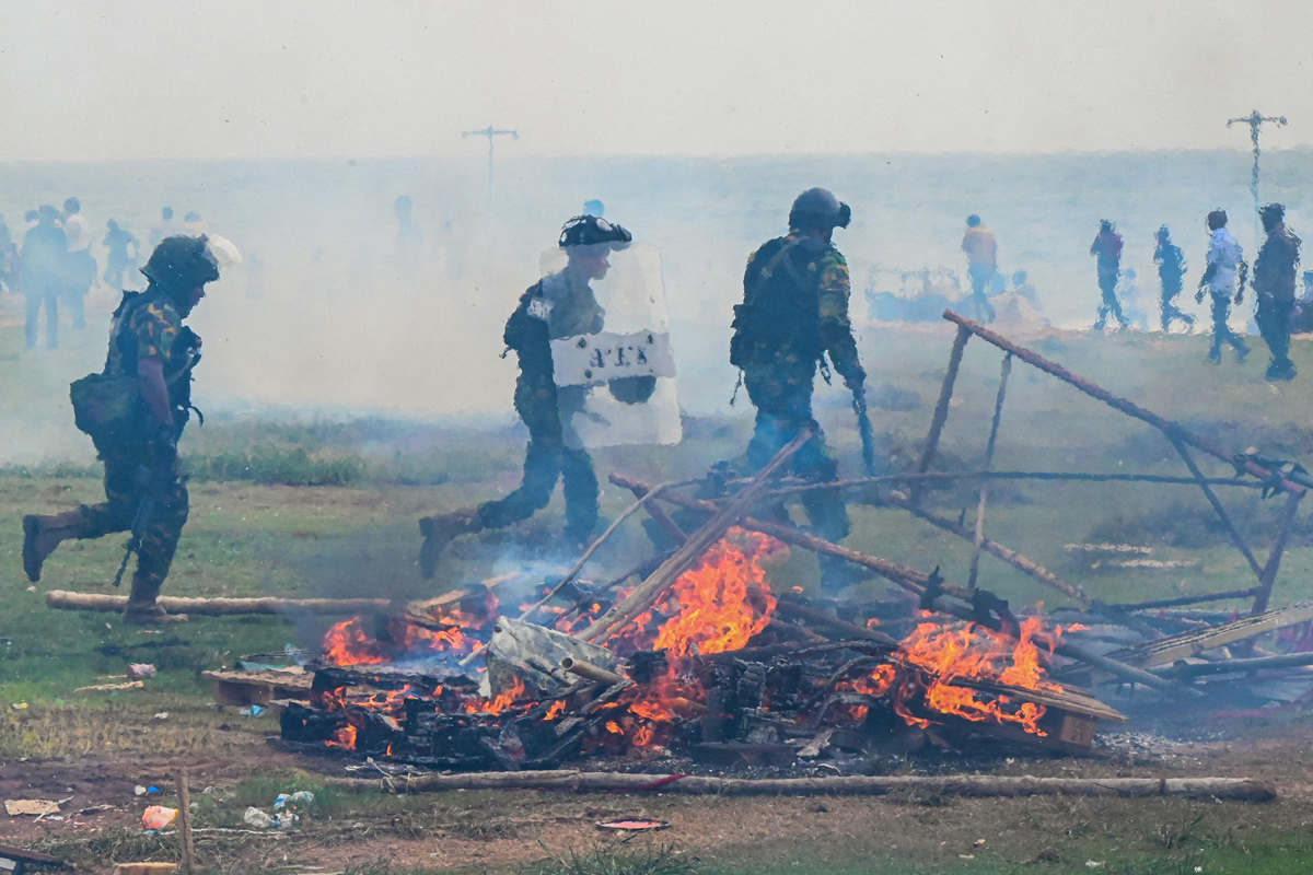 Sri Lanka: Protesters torch leaders' homes in night of unrest - Sakshi1