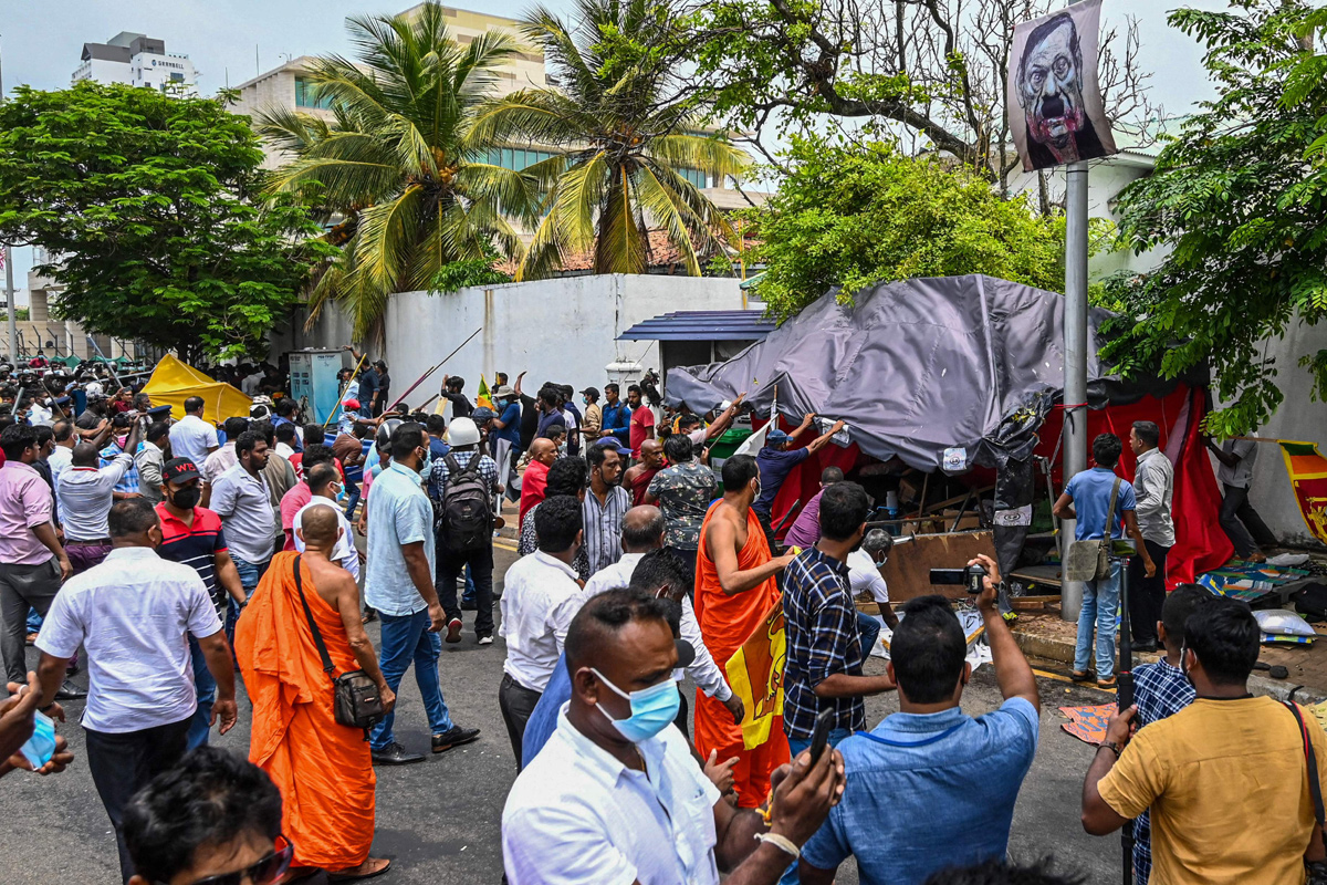 Sri Lanka: Protesters torch leaders' homes in night of unrest - Sakshi5