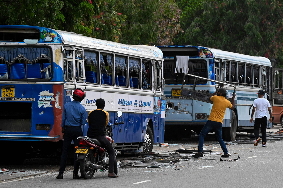 Sri Lanka: Protesters torch leaders' homes in night of unrest - Sakshi16