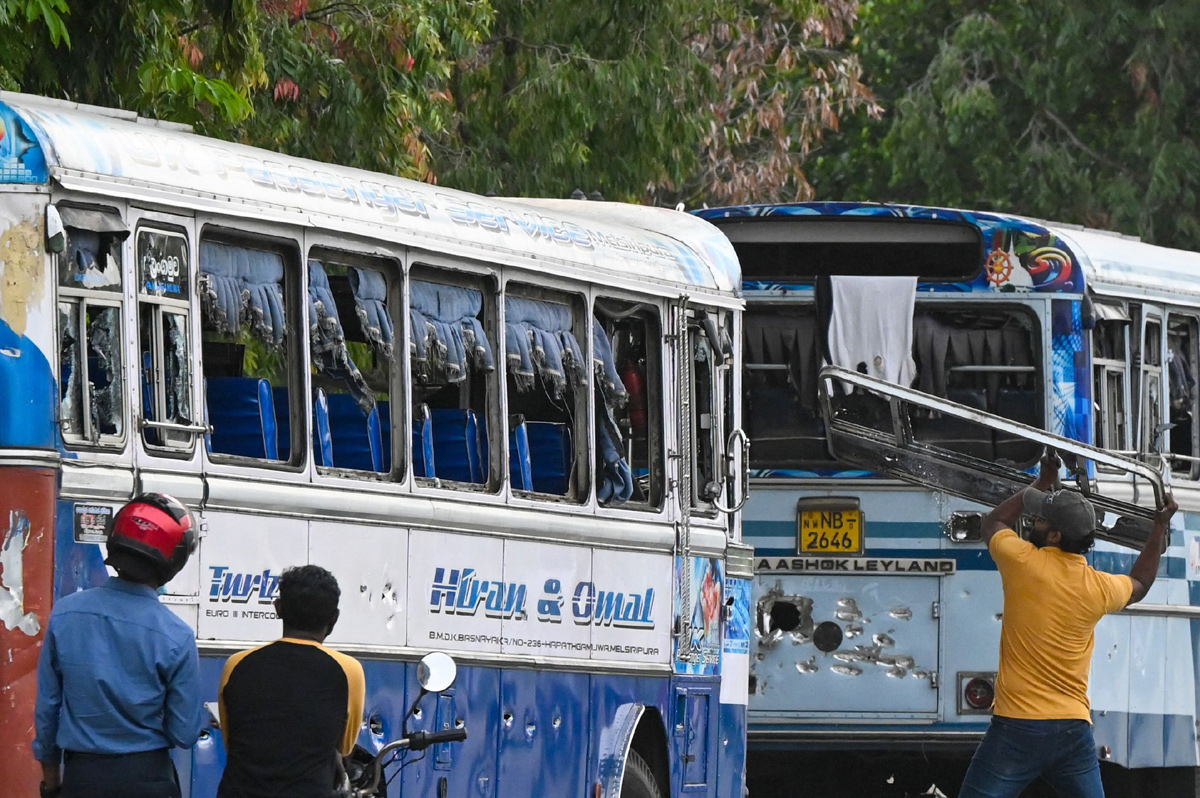 Sri Lanka: Protesters torch leaders' homes in night of unrest - Sakshi17