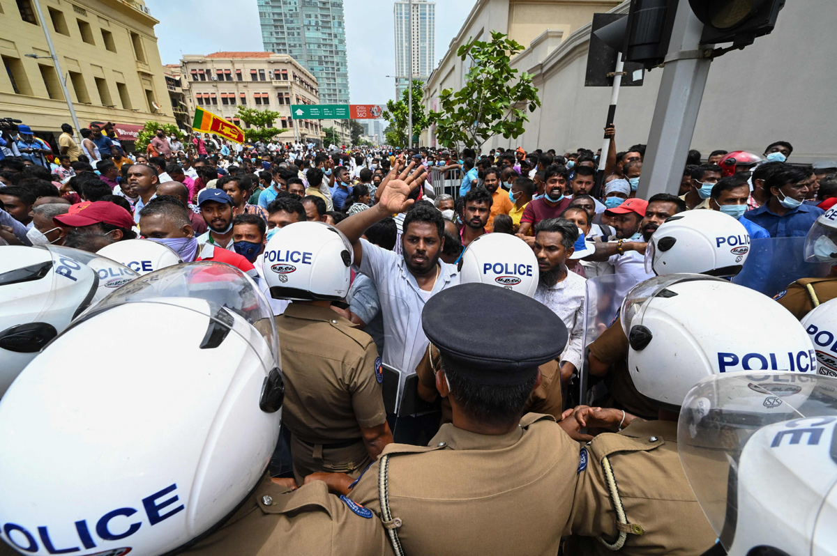 Sri Lanka: Protesters torch leaders' homes in night of unrest - Sakshi21