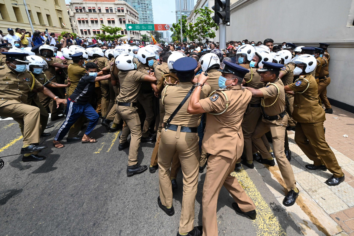 Sri Lanka: Protesters torch leaders' homes in night of unrest - Sakshi22