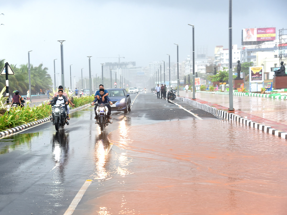 Cyclone Asani Effect Heavy Rainfall Lashes Andhra Pradesh - Sakshi10