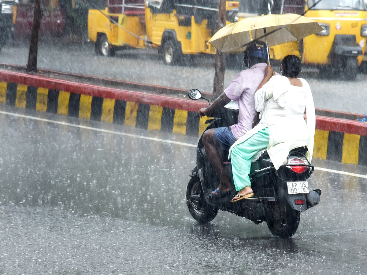 Cyclone Asani Effect Heavy Rainfall Lashes Andhra Pradesh - Sakshi15