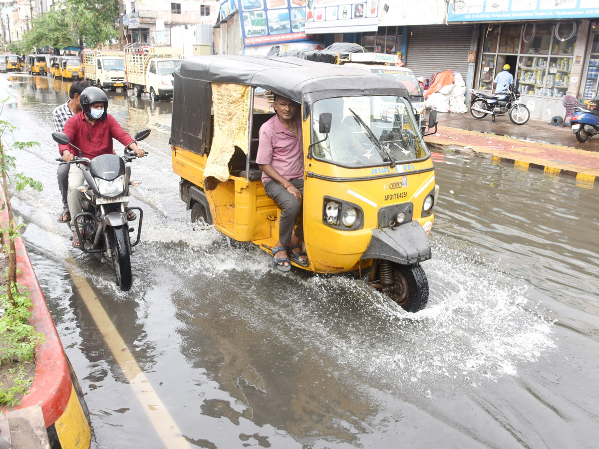 Cyclone Asani Effect Heavy Rainfall Lashes Andhra Pradesh - Sakshi4