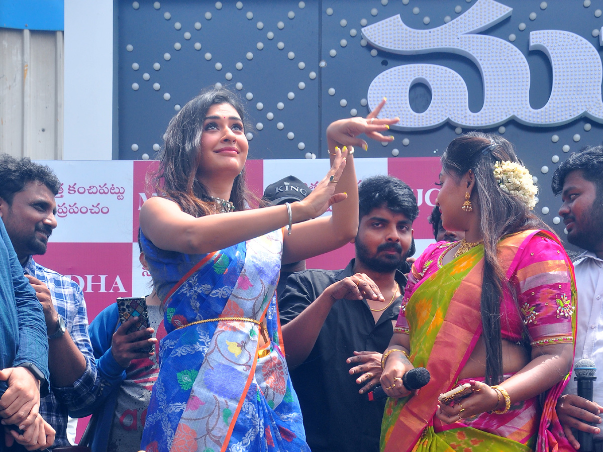 Actress Payal Rajput Inaugurates MUGDHA ShowRoom in Nellore Photo Gallery - Sakshi9