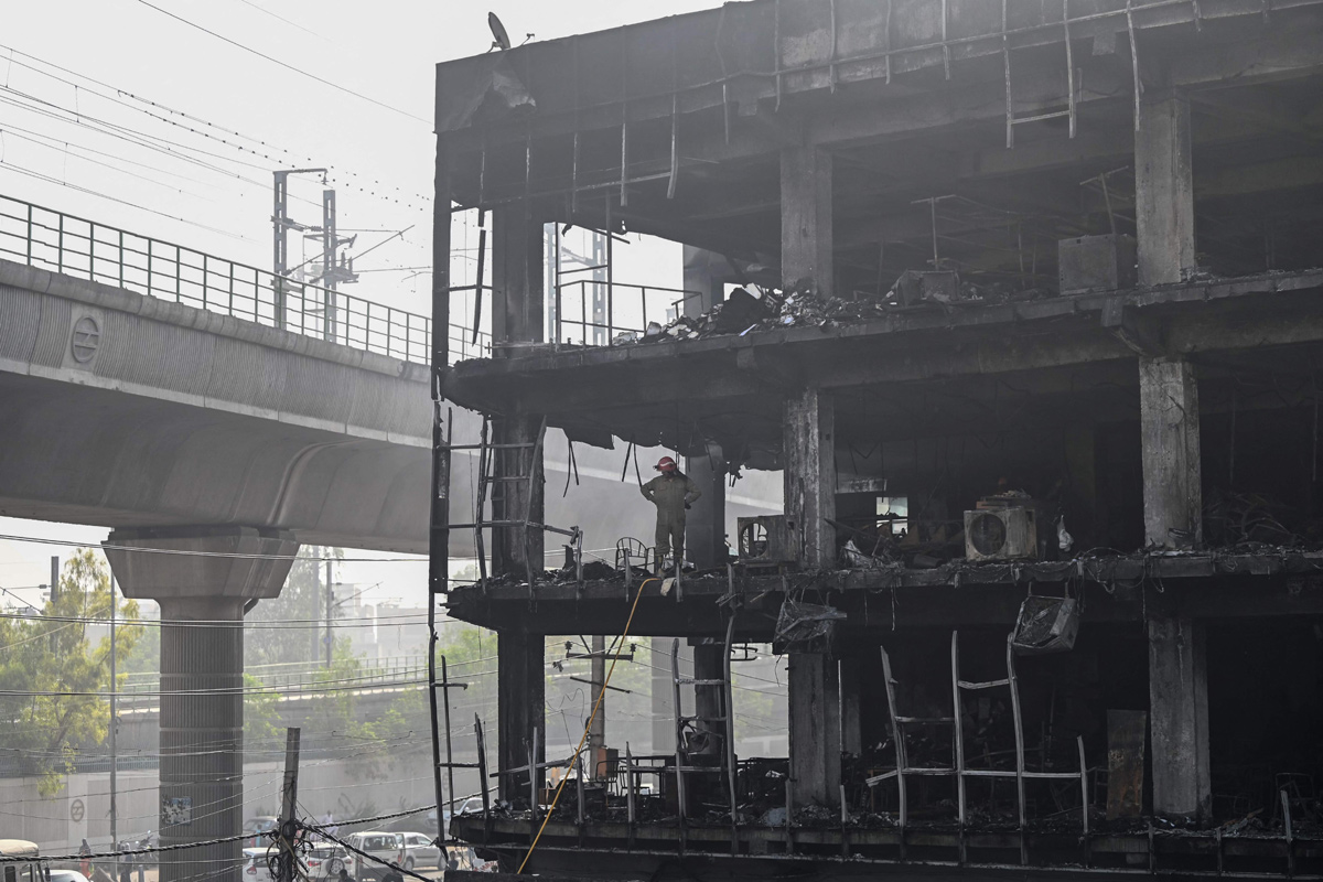 Delhi:Massive fire in Mundka Photos - Sakshi11