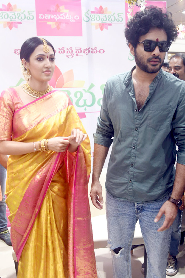 DJ TILLU Hero and Heroine inaugurates shopping mall Photo Gallery - Sakshi3