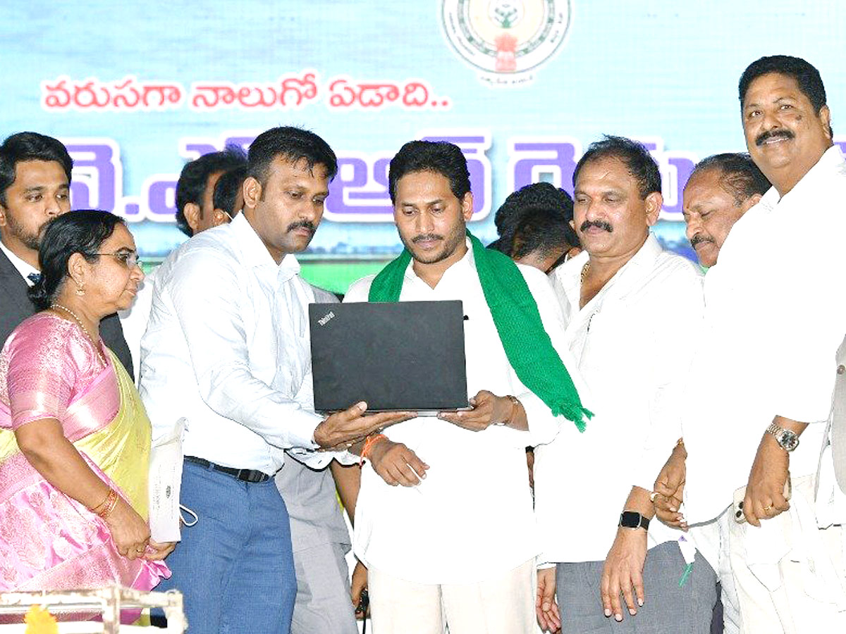 AP CM YS Jagan Disburse YSR Rythu Bharosa in Eluru District  - Sakshi17