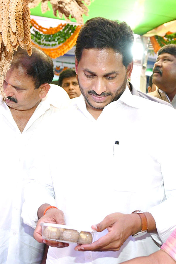 AP CM YS Jagan Disburse YSR Rythu Bharosa in Eluru District  - Sakshi25