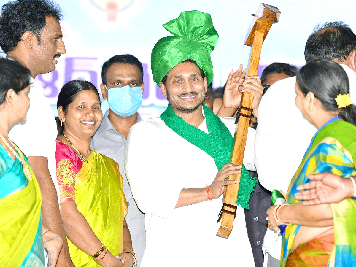 AP CM YS Jagan Disburse YSR Rythu Bharosa in Eluru District  - Sakshi4