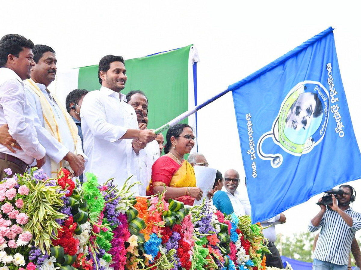 CM YS Jagan Launches YSR Mobile Veterinary Clinic Services in Vijayawada - Sakshi1