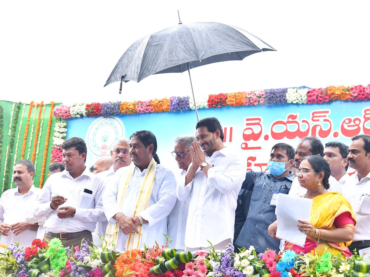 CM YS Jagan Launches YSR Mobile Veterinary Clinic Services in Vijayawada - Sakshi14