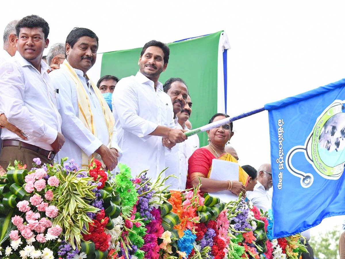 CM YS Jagan Launches YSR Mobile Veterinary Clinic Services in Vijayawada - Sakshi2