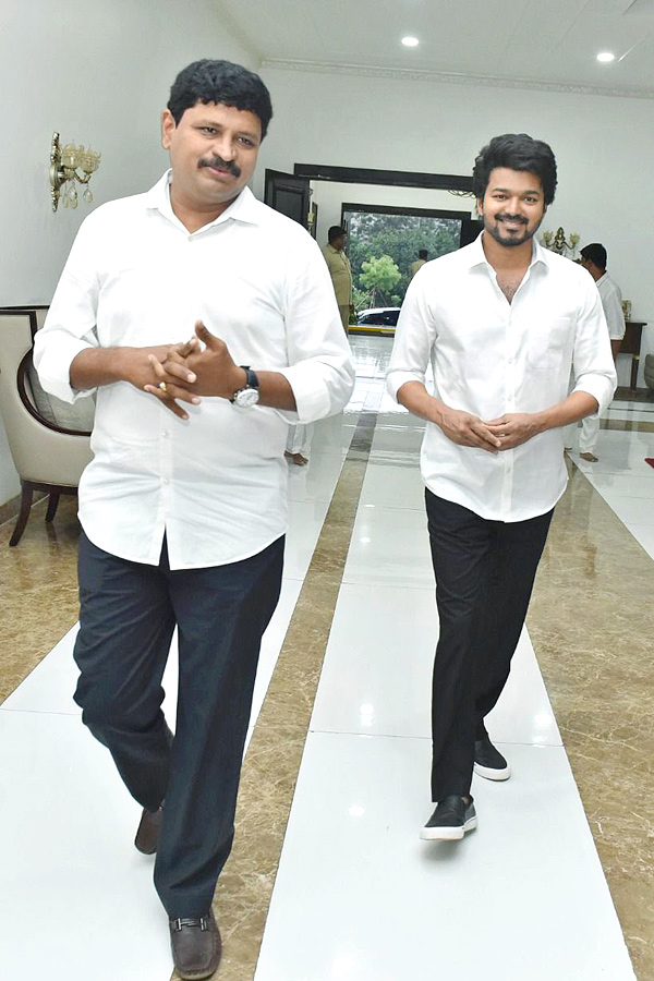 Hero Thalapathy Vijay Meets CM KCR Photos - Sakshi7