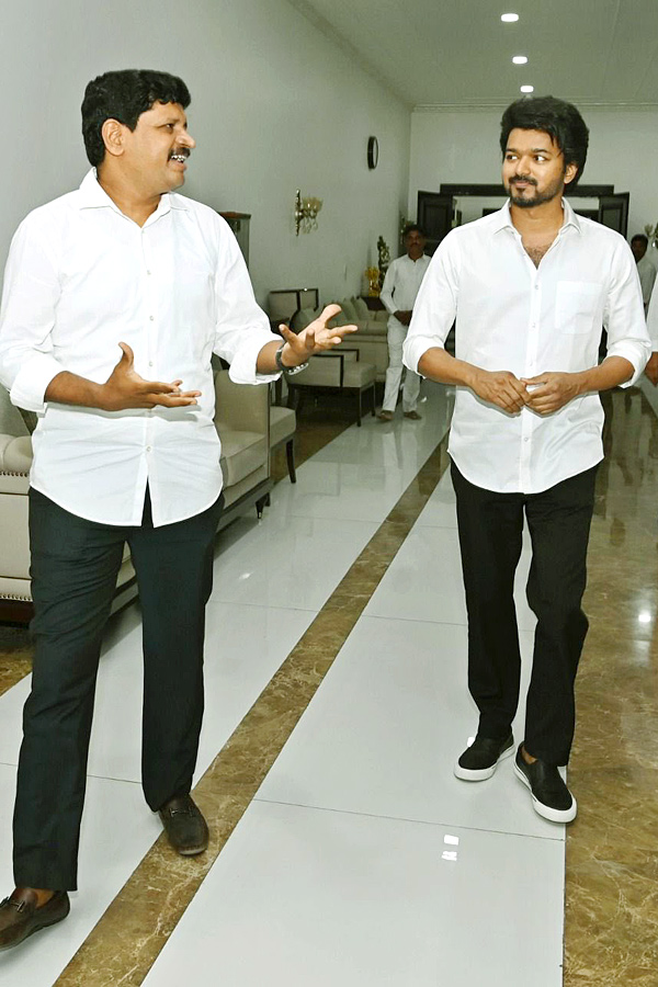 Hero Thalapathy Vijay Meets CM KCR Photos - Sakshi8