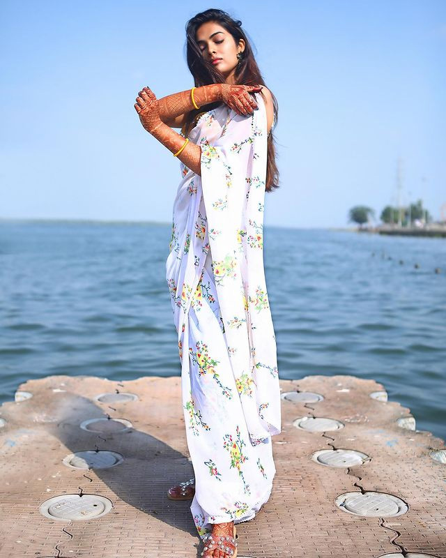 Bigg Boss Beauty Divi Vadthya Beautiful Photos - Sakshi11