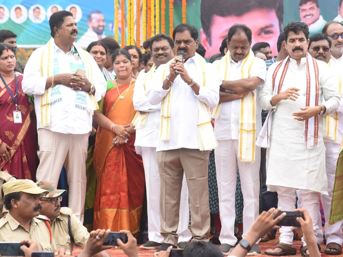 Samajika Nyaya Bheri Bus Yatra second Day Photo Highlights - Sakshi41