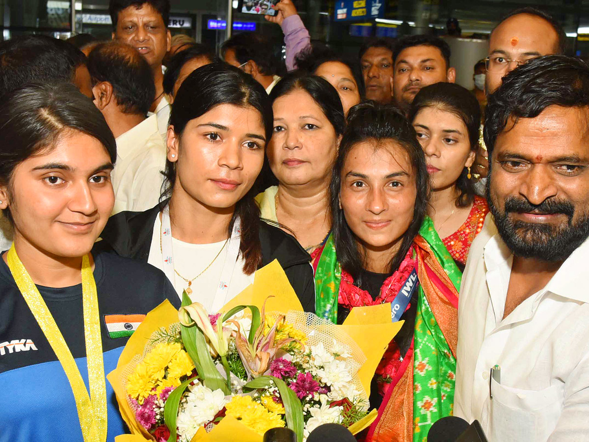 Nikhat Zareen accorded grand welcome at Hyderabad  - Sakshi2