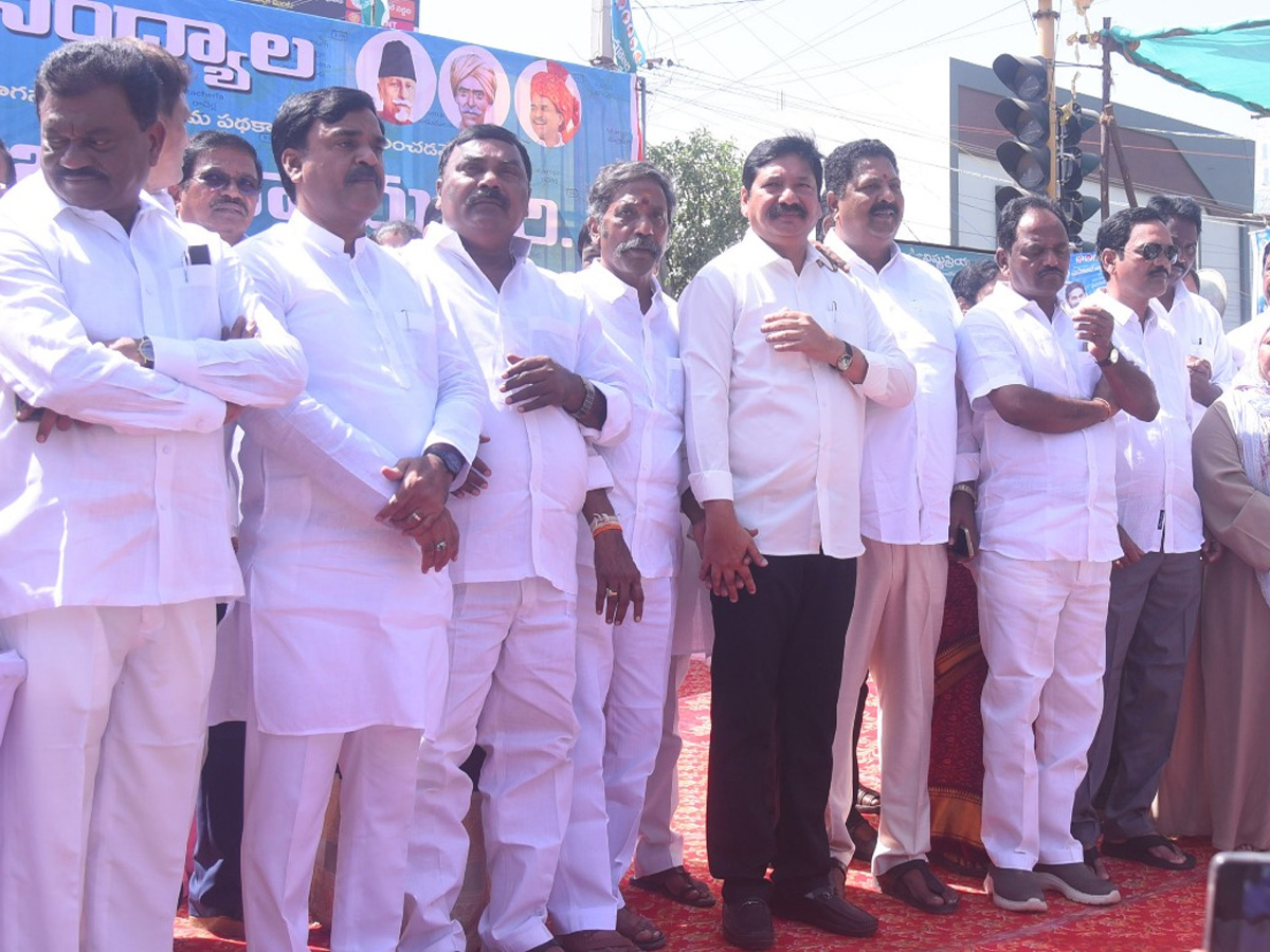 Samajika Nyaya Bheri Bus Yatra fourth Day Photo Highlights - Sakshi5