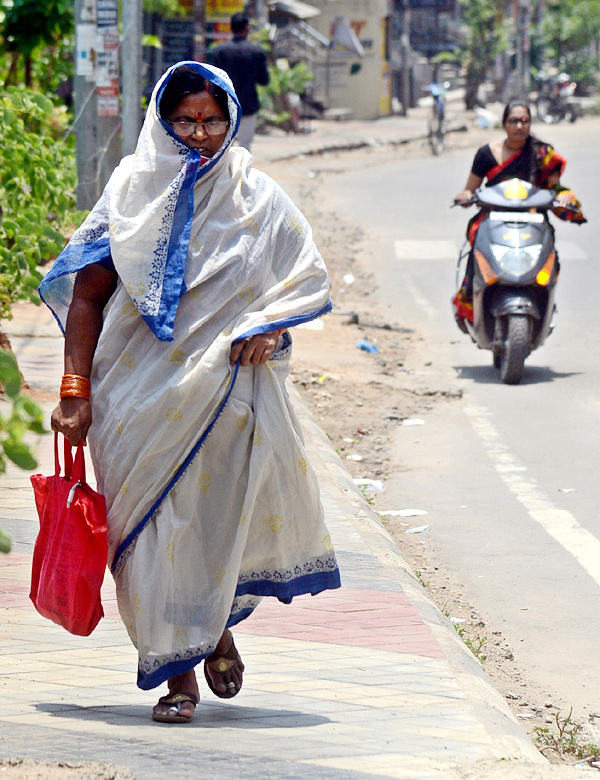 Record Level Temperature In Hyderabad - Sakshi14