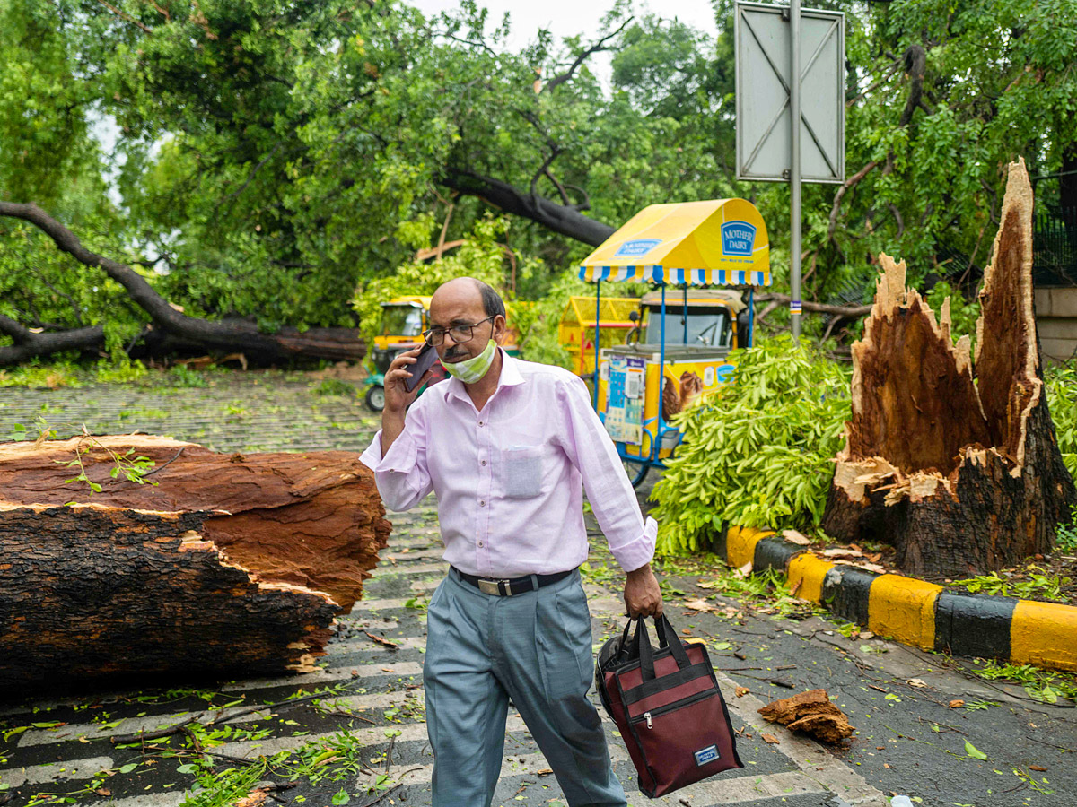 Heavy rainfall with strong winds lashes Delhi Photo Gallery - Sakshi9