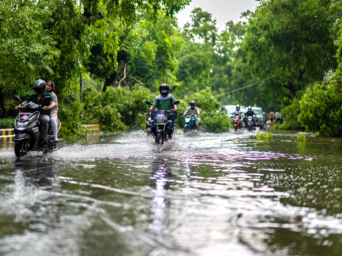 Heavy rainfall with strong winds lashes Delhi Photo Gallery - Sakshi10