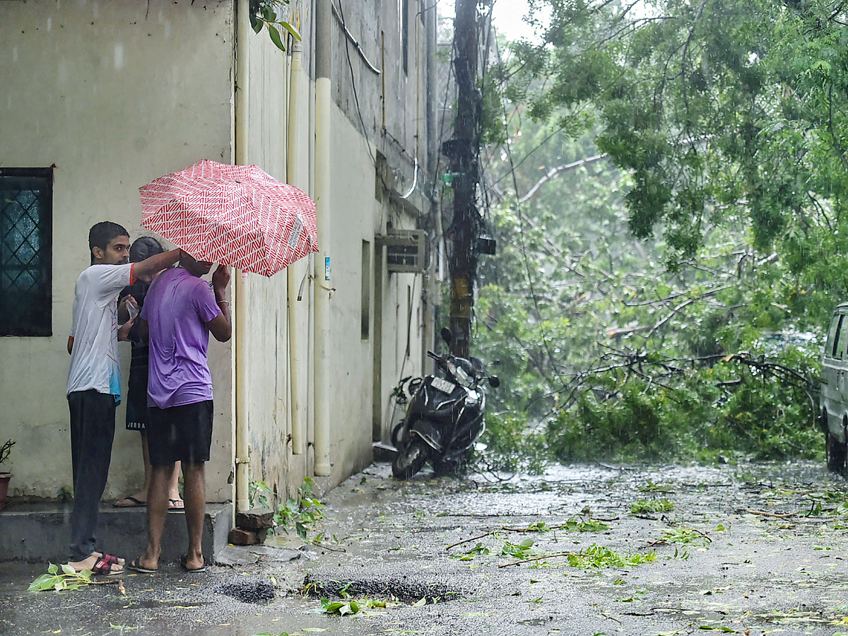 Heavy rainfall with strong winds lashes Delhi Photo Gallery - Sakshi3