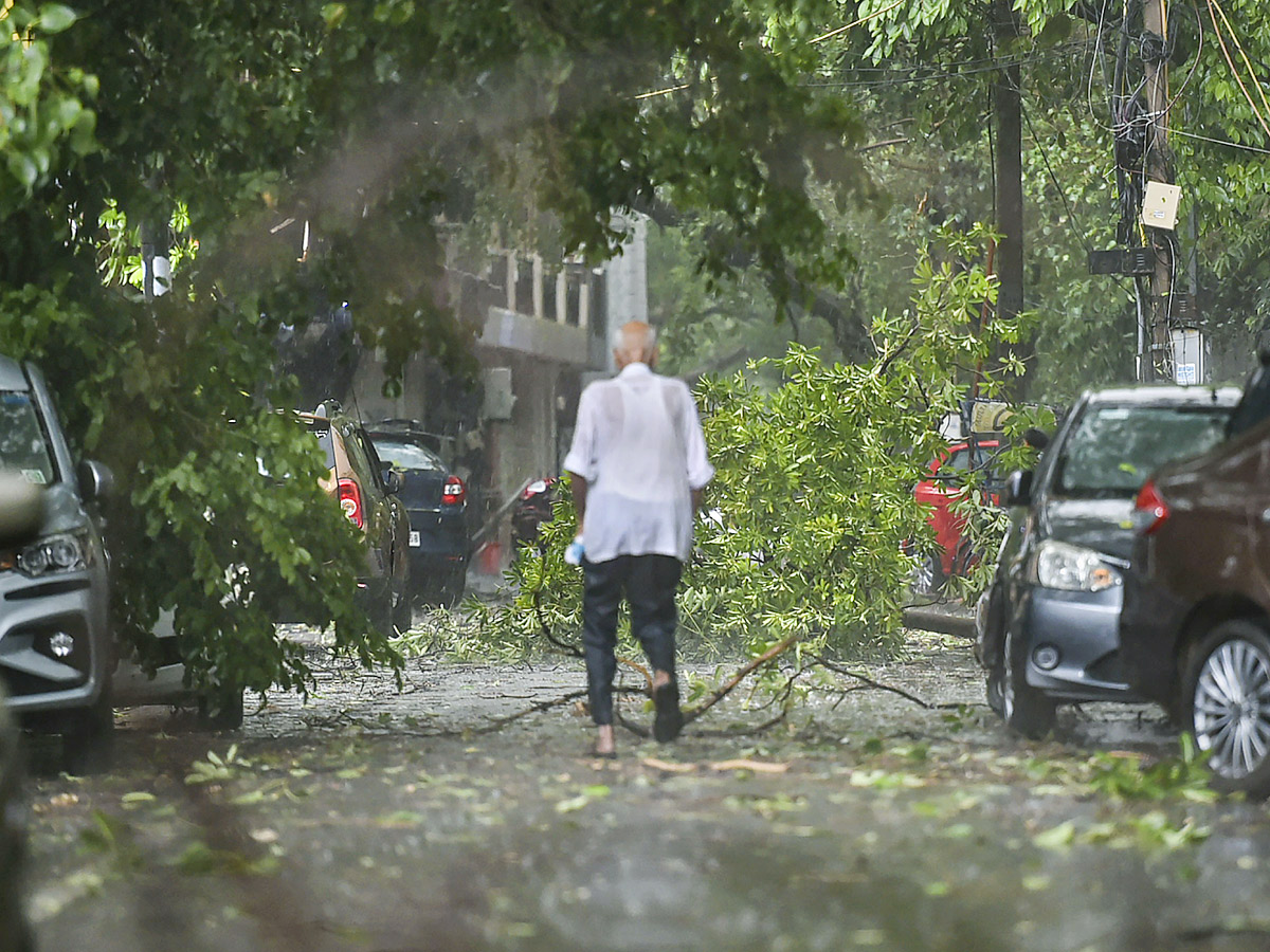 Heavy rainfall with strong winds lashes Delhi Photo Gallery - Sakshi4