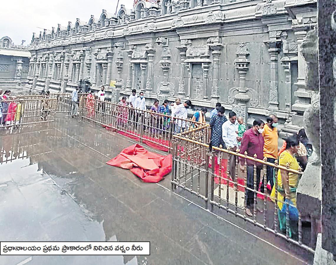  Heavy Rains Damage Newly Built Roads In Yadadri - Sakshi2