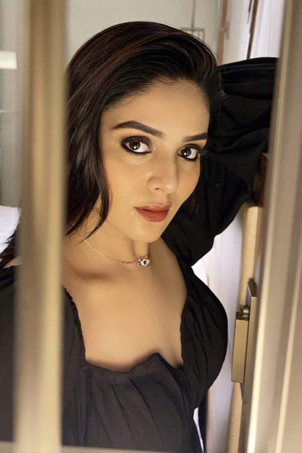 Anchor Sreemukhi Latest Photos - Sakshi9