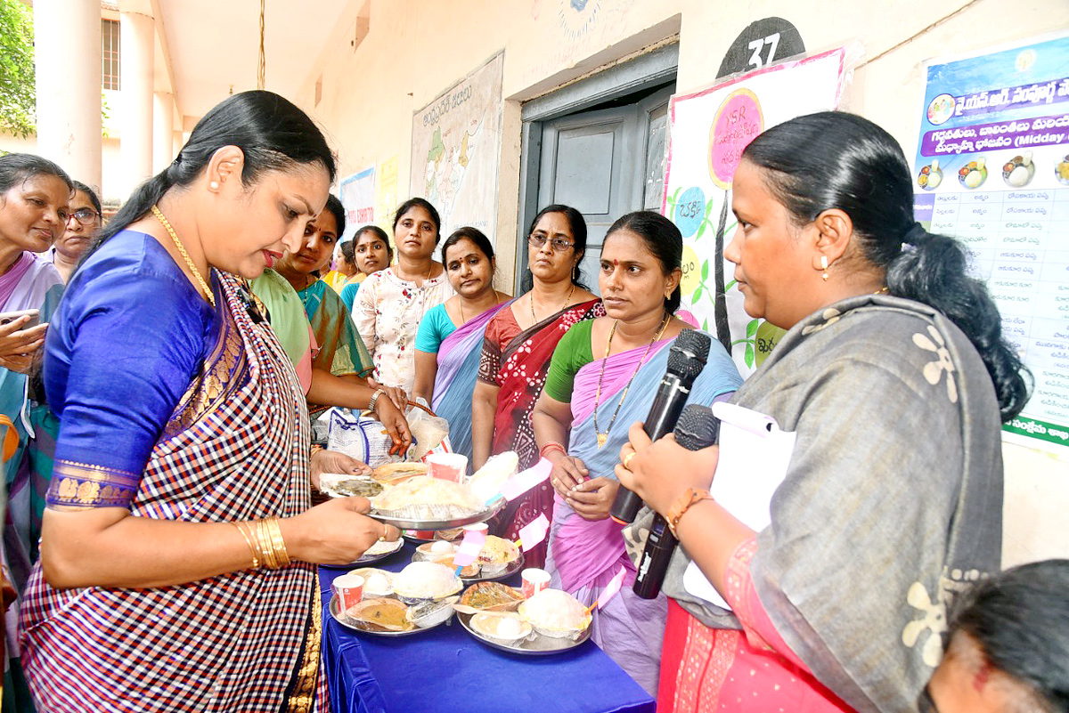 AP Minister Ushashri Charan With Childrens Of Anganwadi At Vizag - Sakshi3