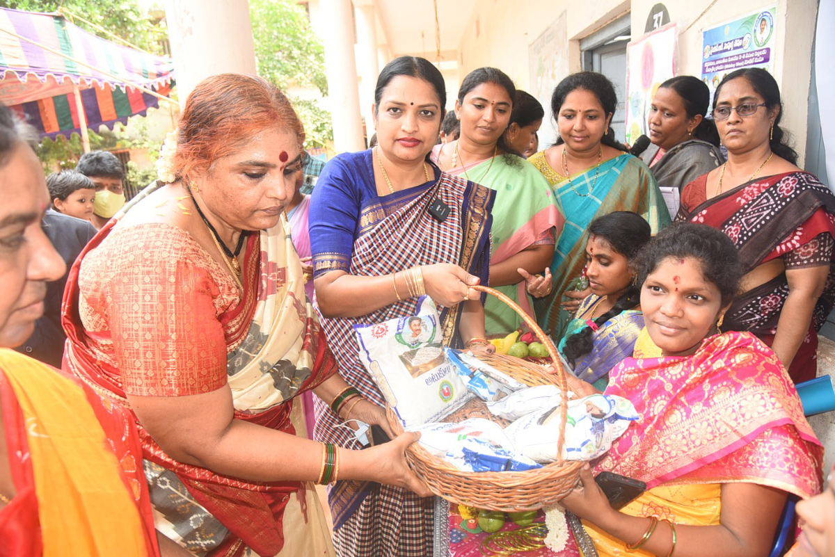 AP Minister Ushashri Charan With Childrens Of Anganwadi At Vizag - Sakshi2