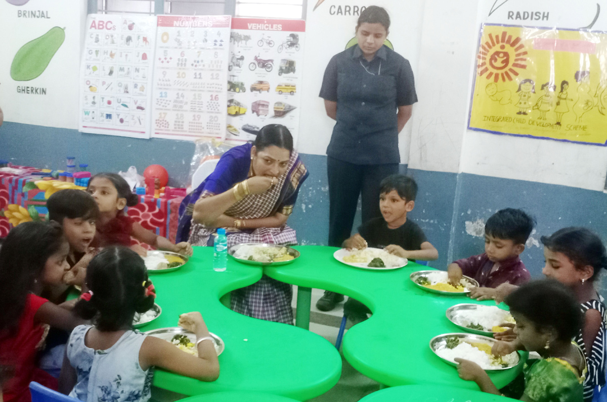 AP Minister Ushashri Charan With Childrens Of Anganwadi At Vizag - Sakshi4