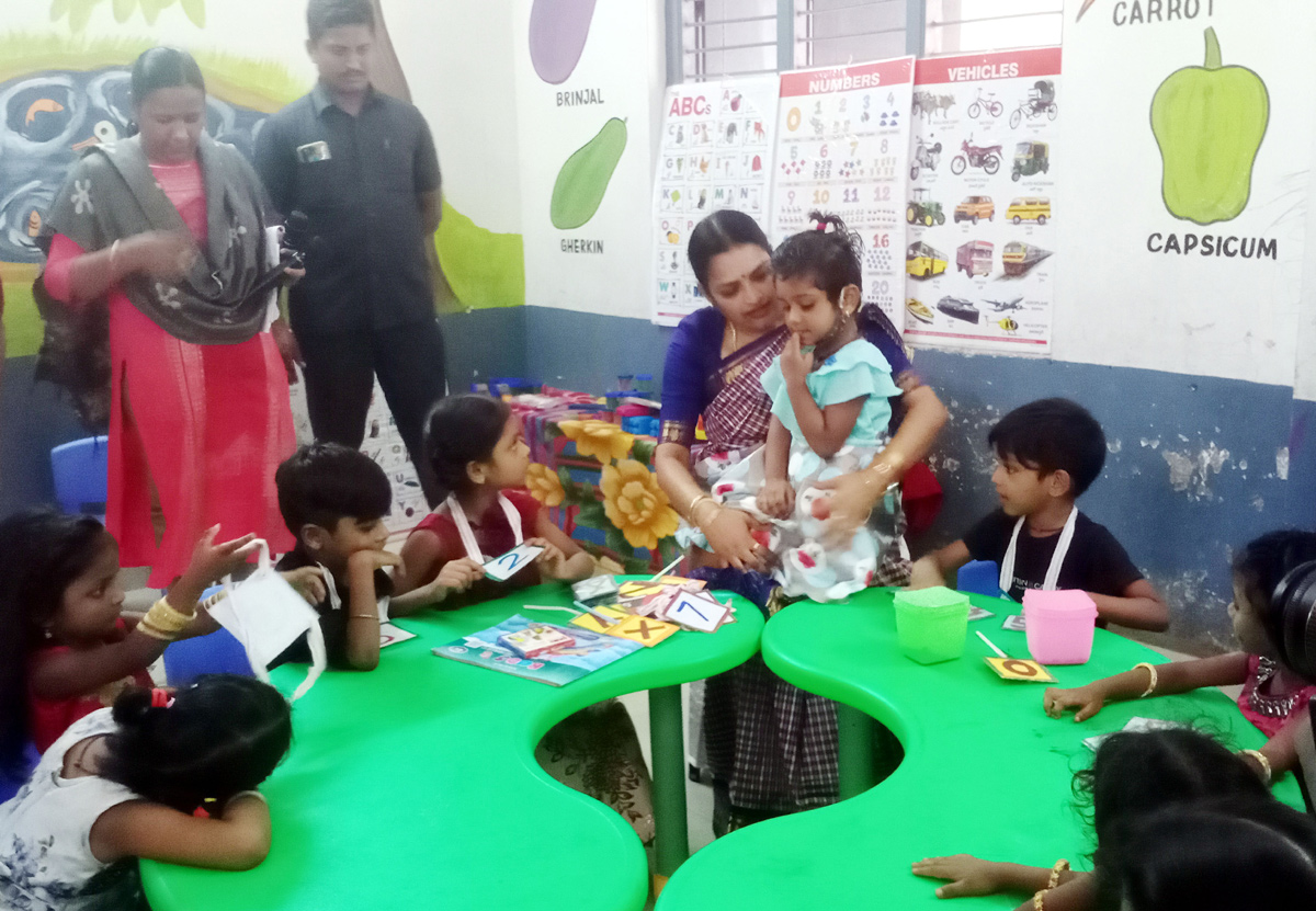 AP Minister Ushashri Charan With Childrens Of Anganwadi At Vizag - Sakshi5