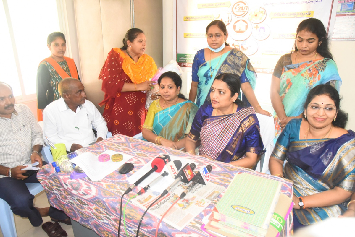 AP Minister Ushashri Charan With Childrens Of Anganwadi At Vizag - Sakshi6