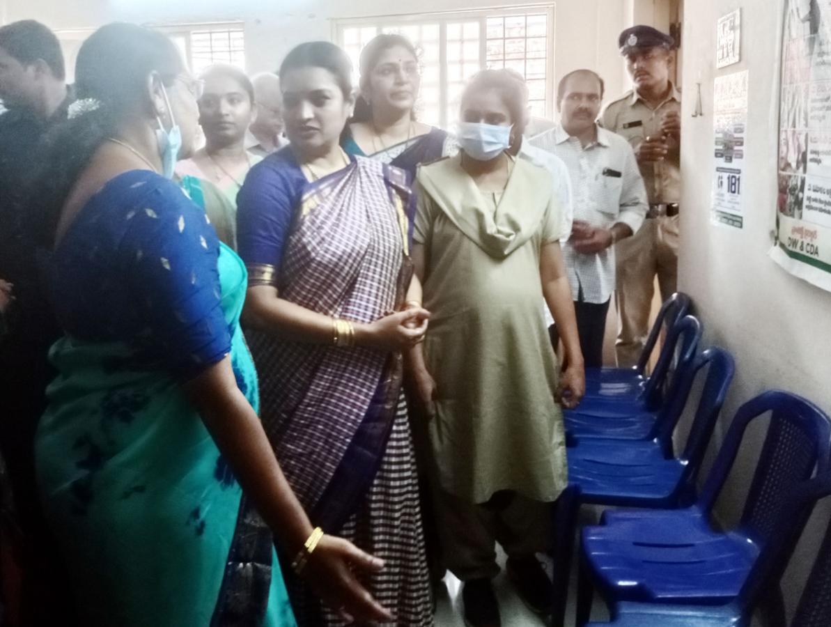 AP Minister Ushashri Charan With Childrens Of Anganwadi At Vizag - Sakshi7