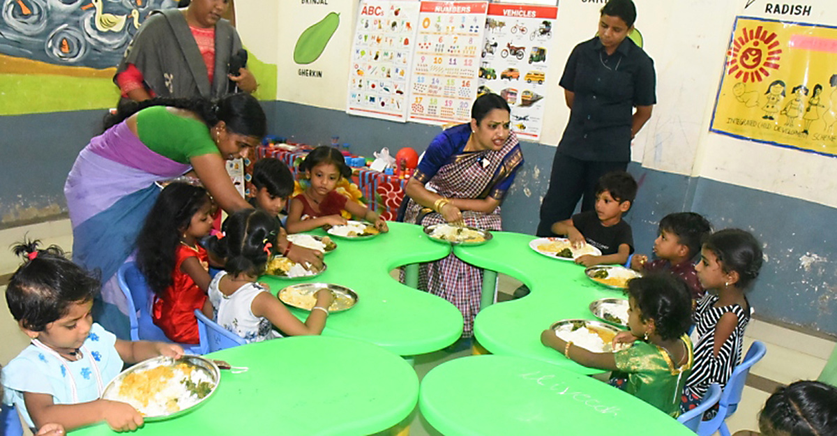 AP Minister Ushashri Charan With Childrens Of Anganwadi At Vizag - Sakshi9