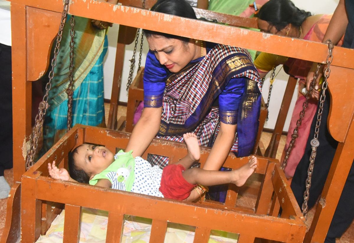 AP Minister Ushashri Charan With Childrens Of Anganwadi At Vizag - Sakshi10