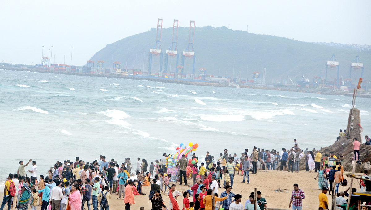 Tourists Rush at Rushikonda Beach Visakhapatnam  - Sakshi3