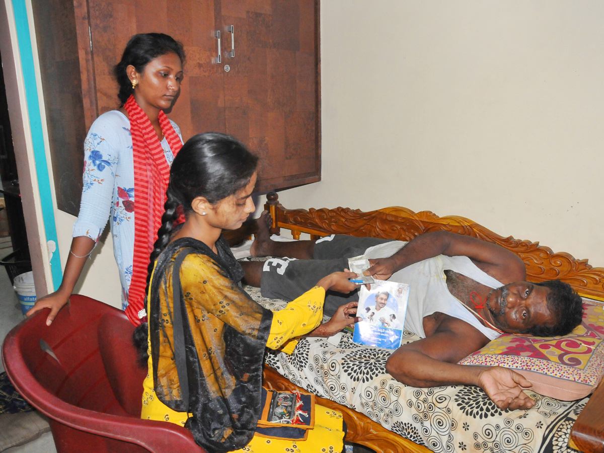 YSR Pensions Home Delivery In All Over AP Photo Gallery - Sakshi5