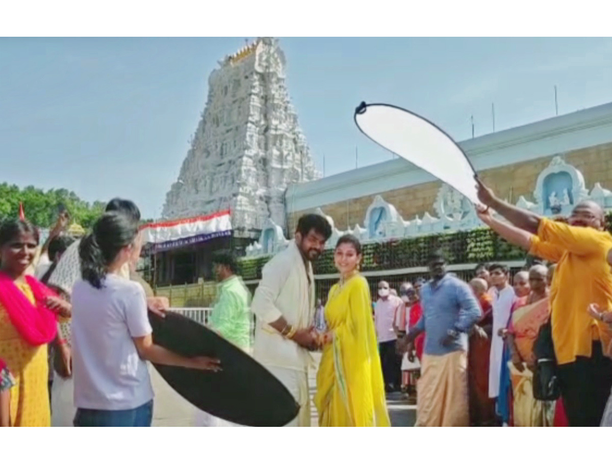 Newly Wed Couple Nayanthara Vignesh Shivan Visits Tirumala photo Gallery - Sakshi2