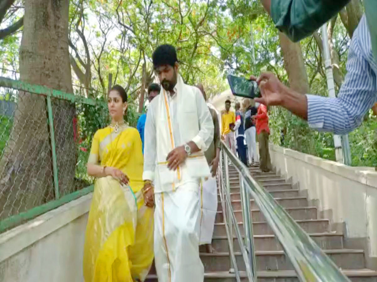 Newly Wed Couple Nayanthara Vignesh Shivan Visits Tirumala photo Gallery - Sakshi5