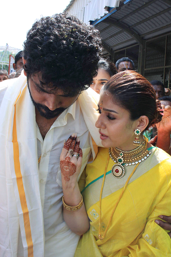 Newly Wed Couple Nayanthara Vignesh Shivan Visits Tirumala photo Gallery - Sakshi6